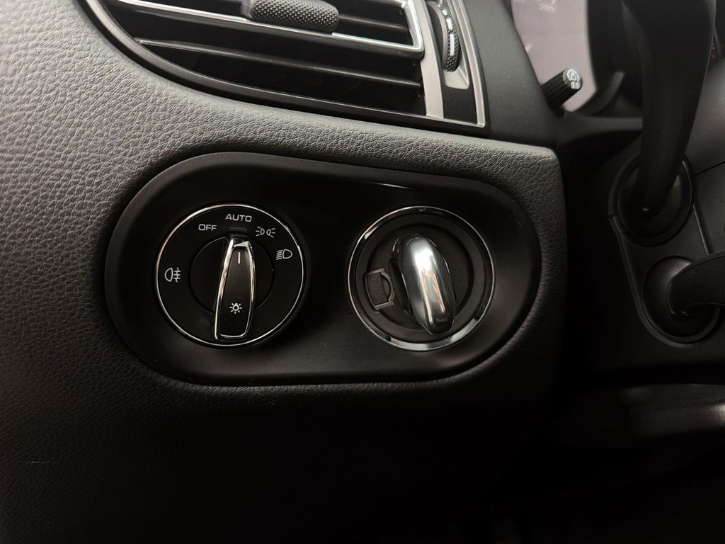 2024 Porsche Macan in Laval, Quebec - 17 - w1024h768px
