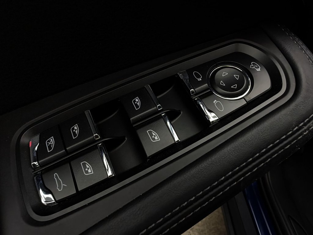 2024 Porsche Macan in Laval, Quebec - 33 - w1024h768px