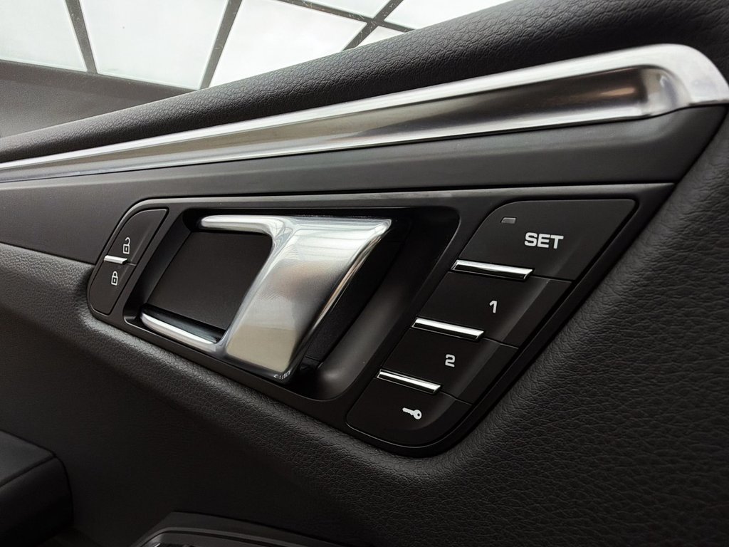 2024 Porsche Macan in Laval, Quebec - 32 - w1024h768px