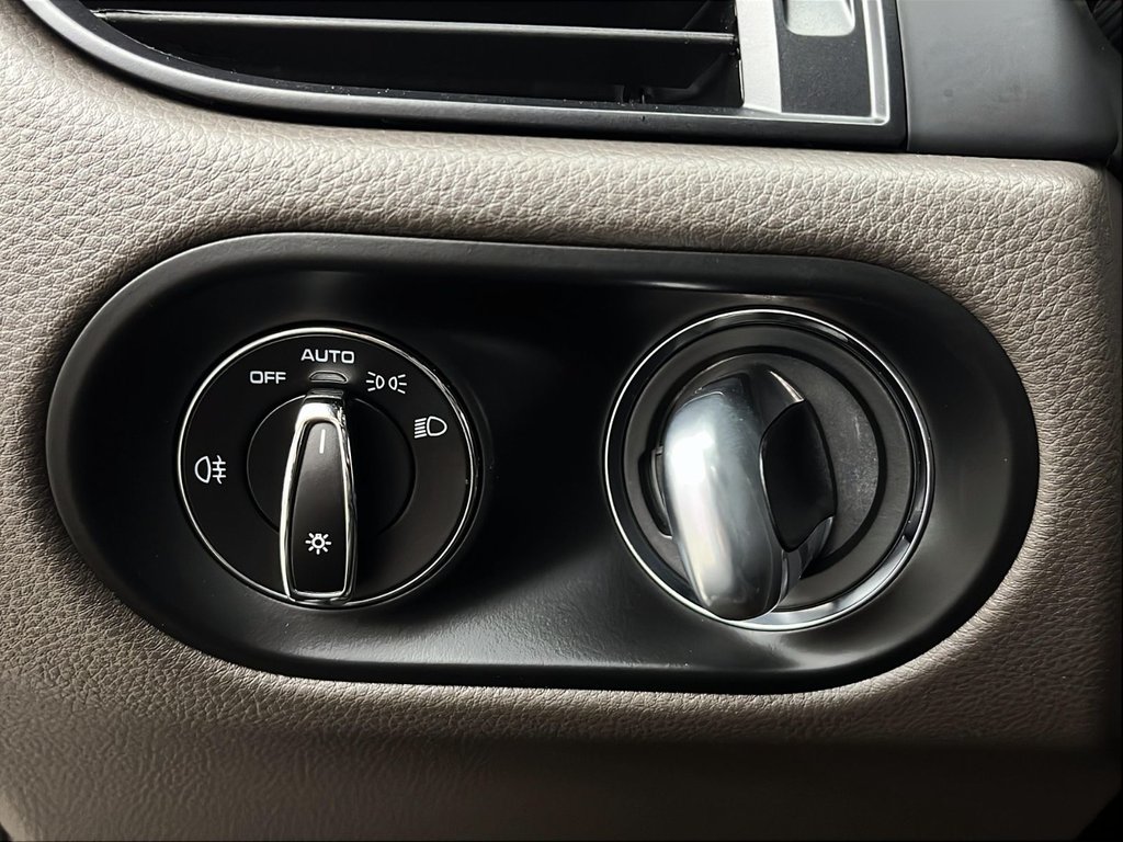 2024 Porsche Macan in Laval, Quebec - 17 - w1024h768px