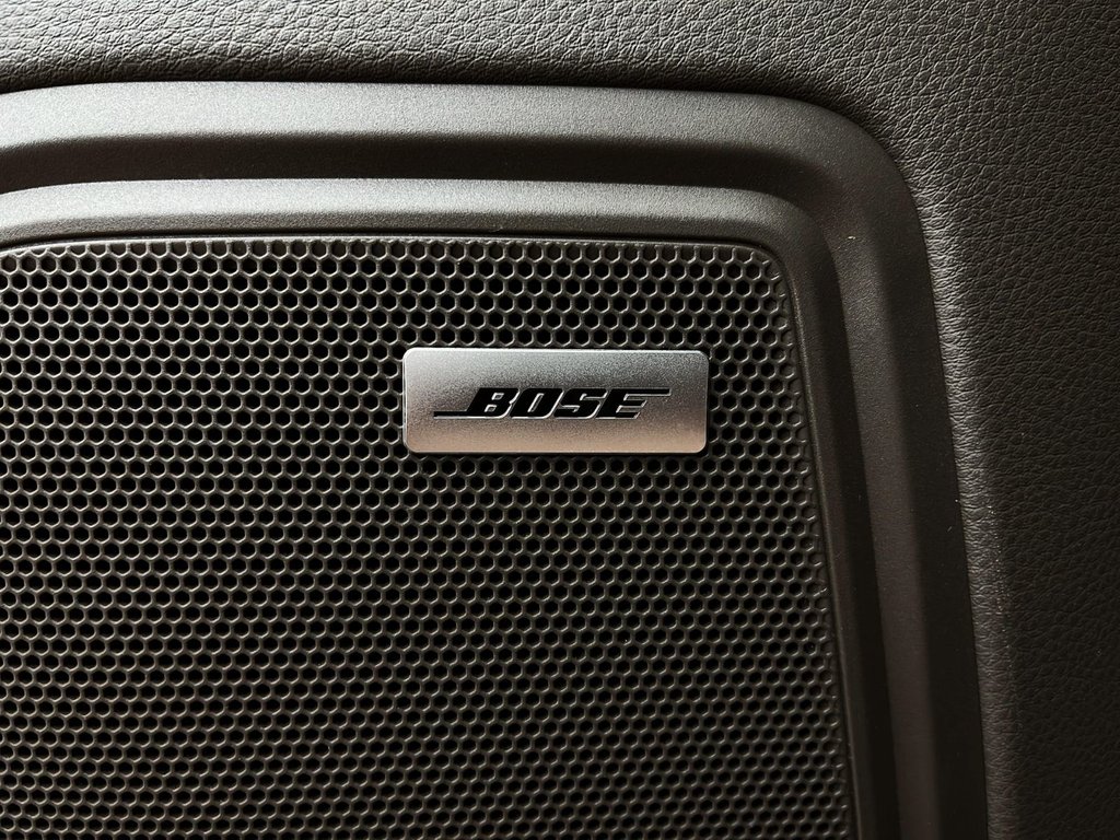 2024 Porsche Macan in Laval, Quebec - 30 - w1024h768px