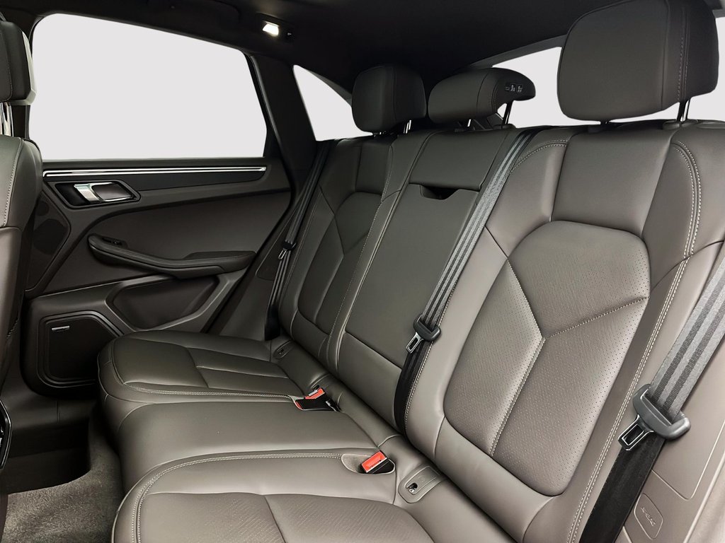 2024 Porsche Macan in Laval, Quebec - 25 - w1024h768px