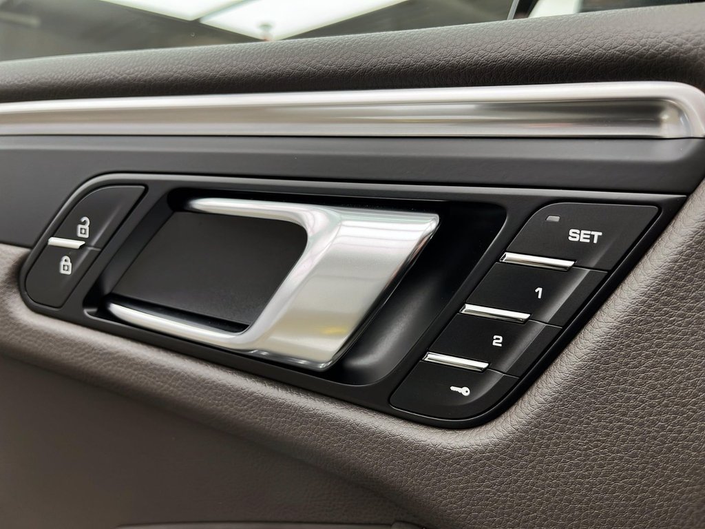 2024 Porsche Macan in Laval, Quebec - 28 - w1024h768px