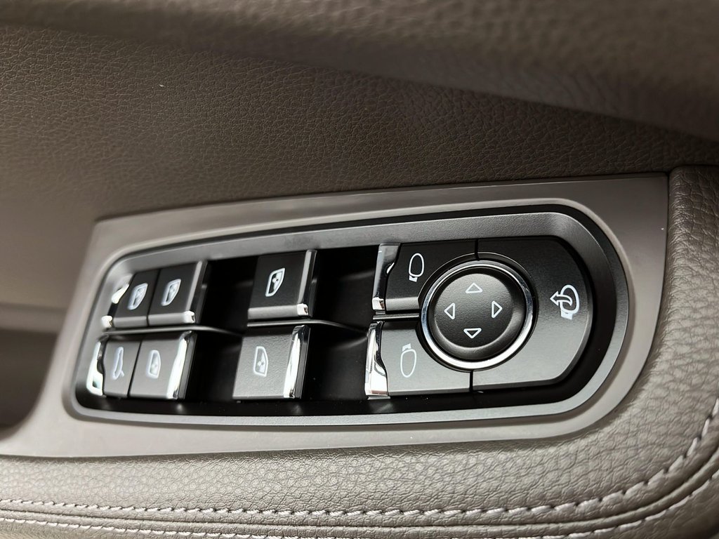 2024 Porsche Macan in Laval, Quebec - 29 - w1024h768px