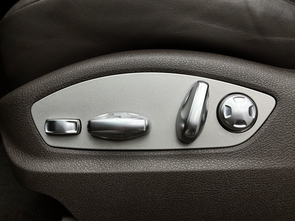 2024 Porsche Macan in Laval, Quebec - 24 - w1024h768px