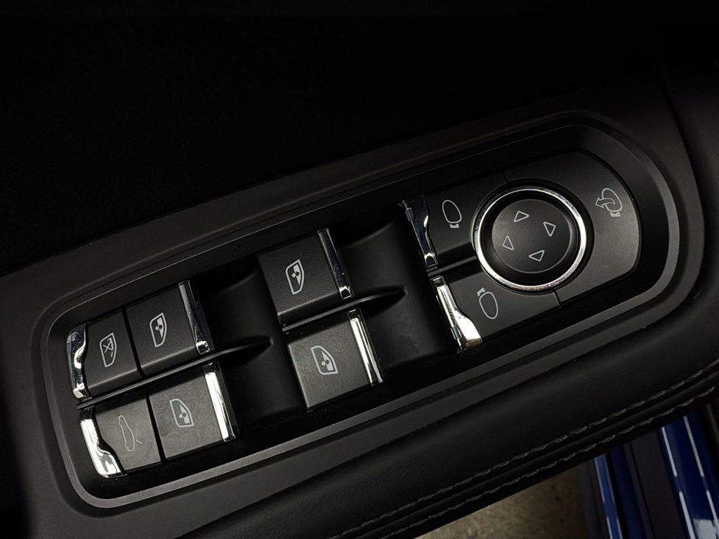 Porsche Macan  2024 à Laval, Québec - 32 - w1024h768px