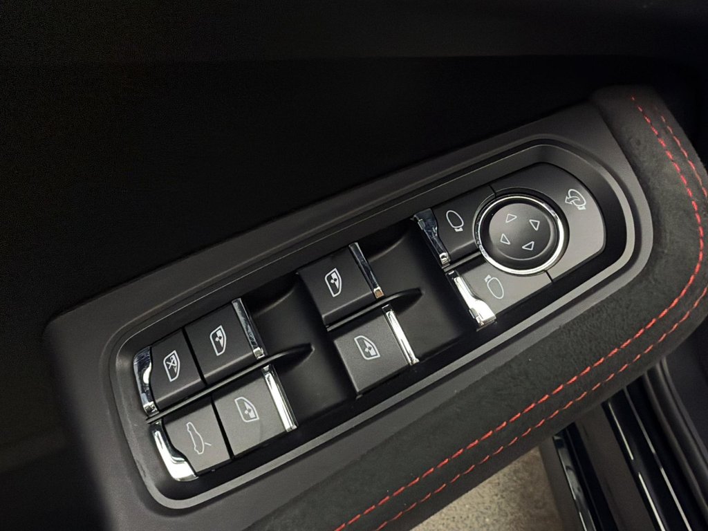 2024 Porsche Macan GTS in Laval, Quebec - 31 - w1024h768px