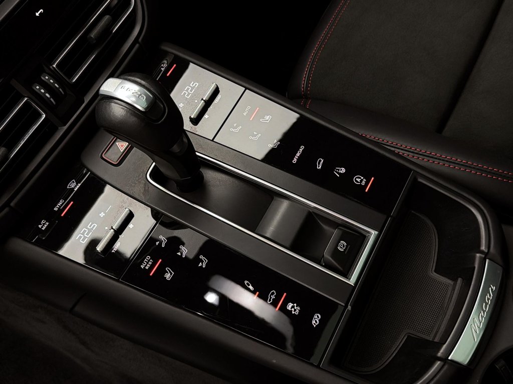 2024 Porsche Macan GTS in Laval, Quebec - 20 - w1024h768px