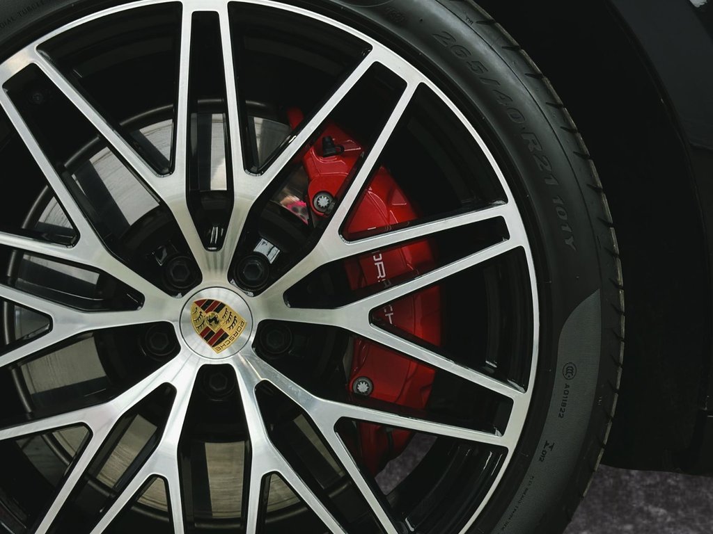 2024 Porsche Macan GTS in Laval, Quebec - 11 - w1024h768px