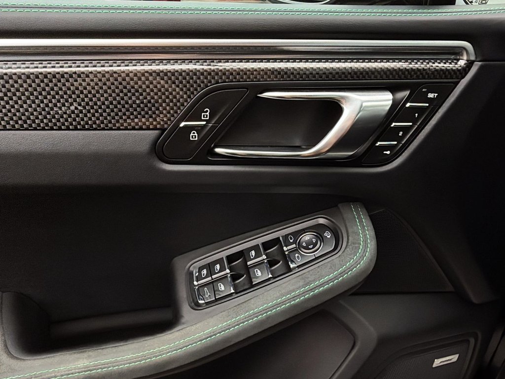 2024 Porsche Macan GTS in Laval, Quebec - 30 - w1024h768px
