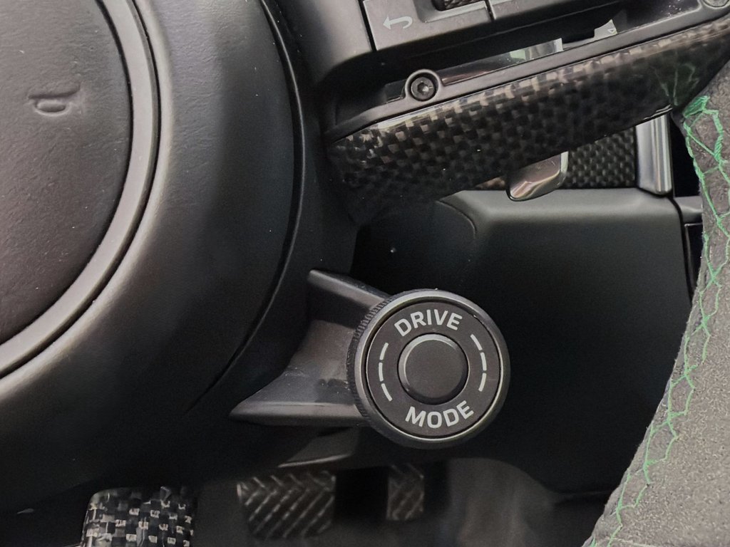 2024 Porsche Macan GTS in Laval, Quebec - 17 - w1024h768px