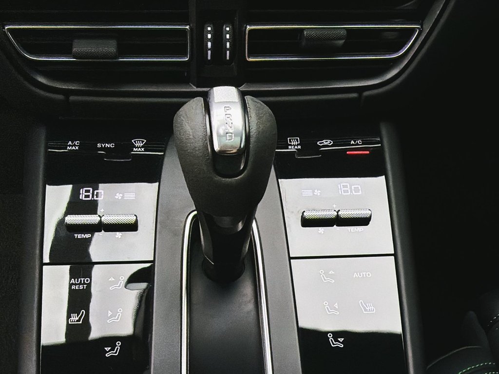 2024 Porsche Macan GTS in Laval, Quebec - 21 - w1024h768px