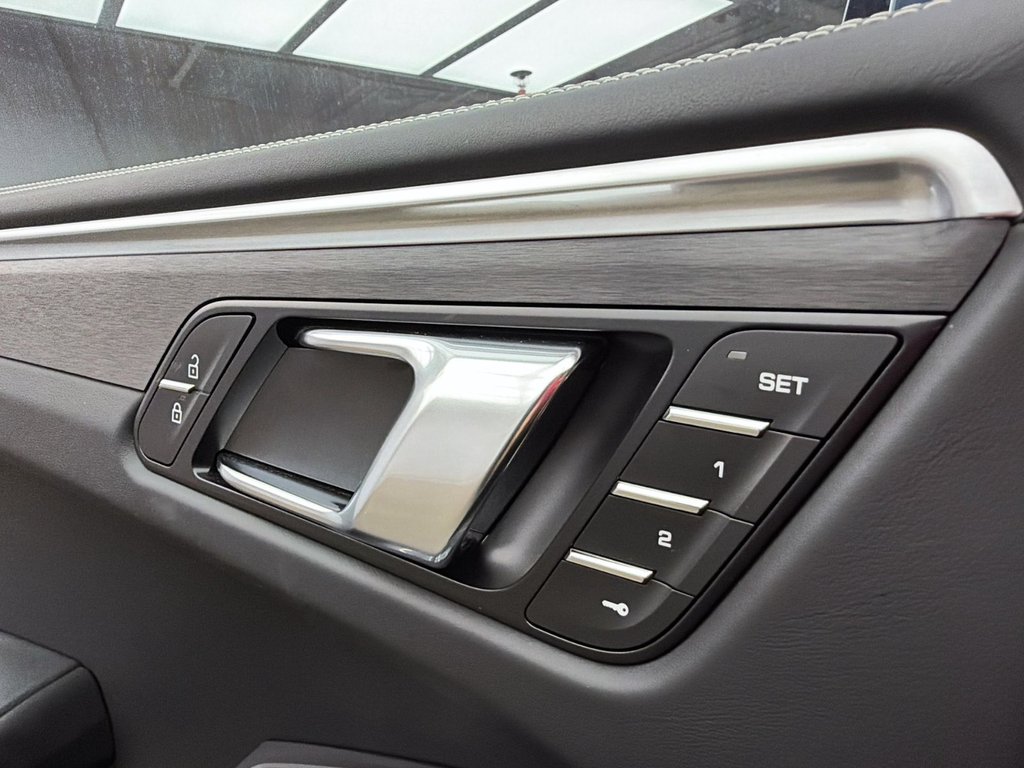 Porsche Macan GTS 2024 à Laval, Québec - 29 - w1024h768px