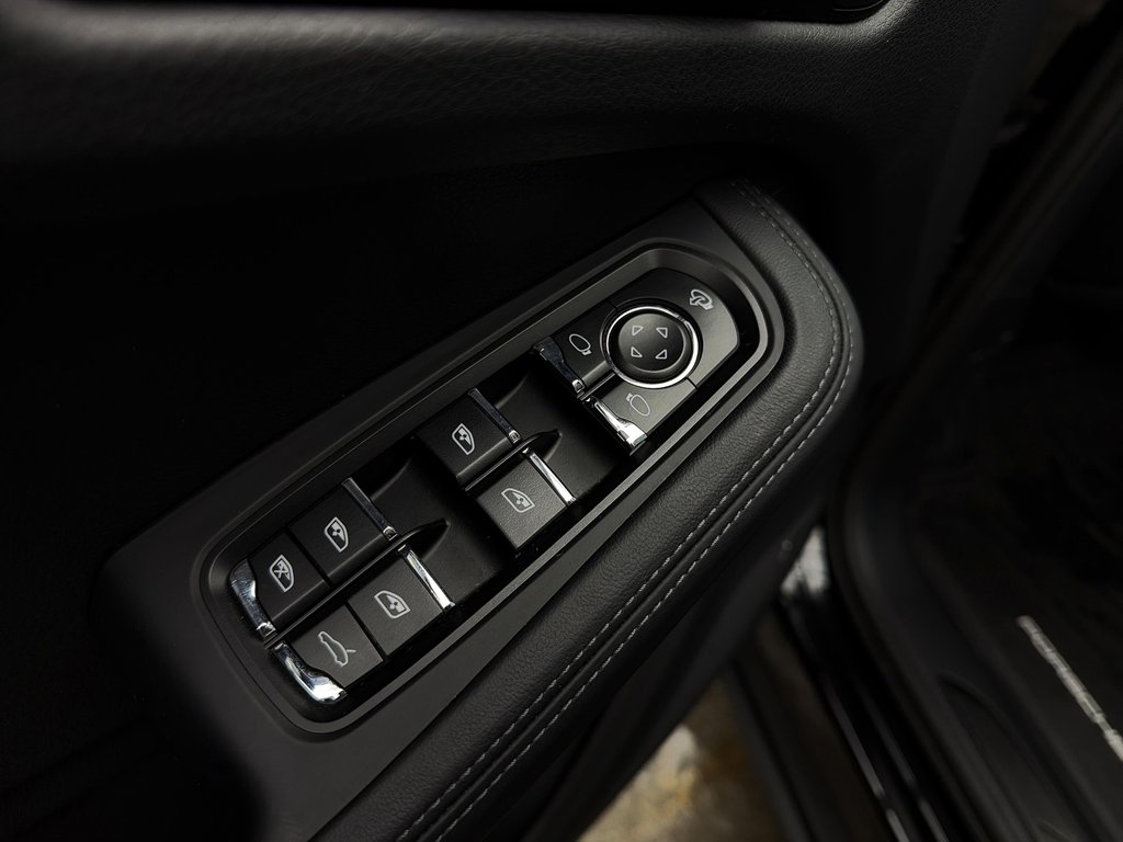 2025 Porsche Macan T AWD in Laval, Quebec - 30 - w1024h768px