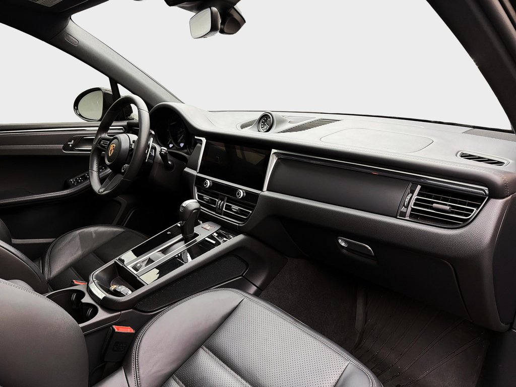 2025 Porsche Macan T AWD in Laval, Quebec - 16 - w1024h768px