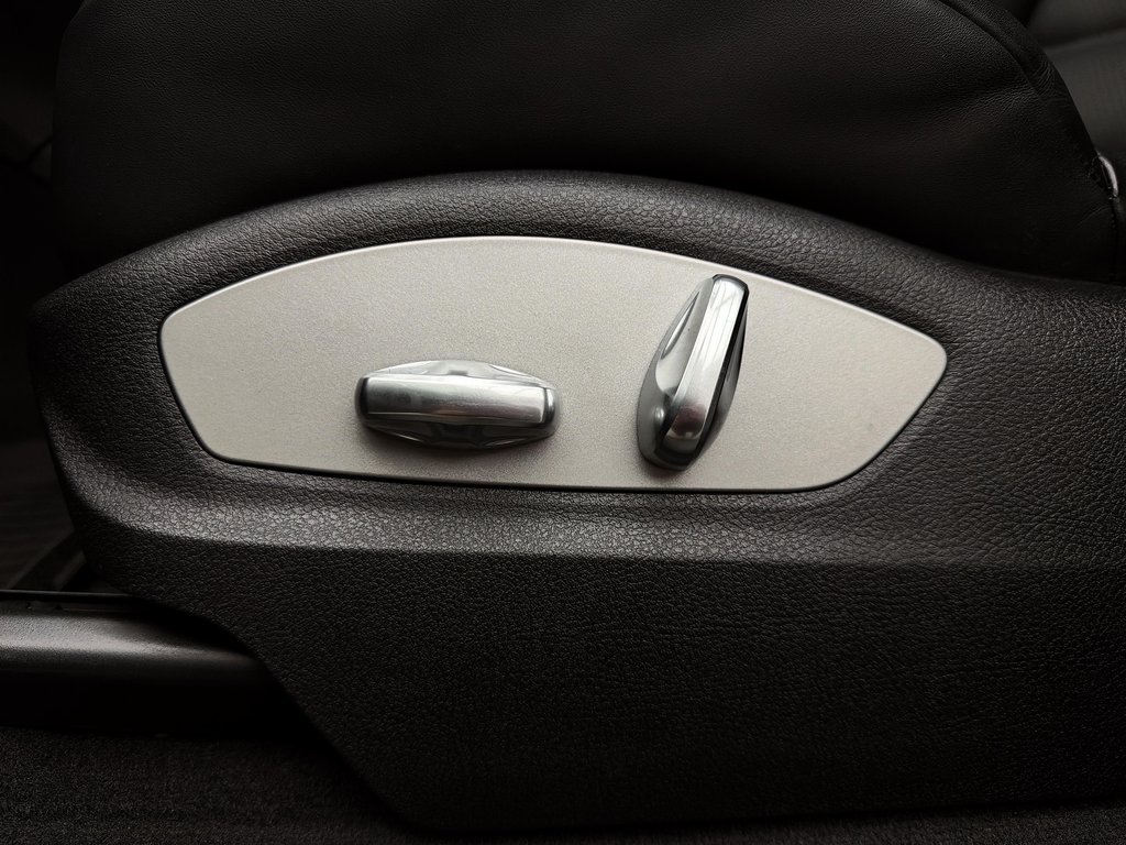 2025 Porsche Macan T AWD in Laval, Quebec - 33 - w1024h768px