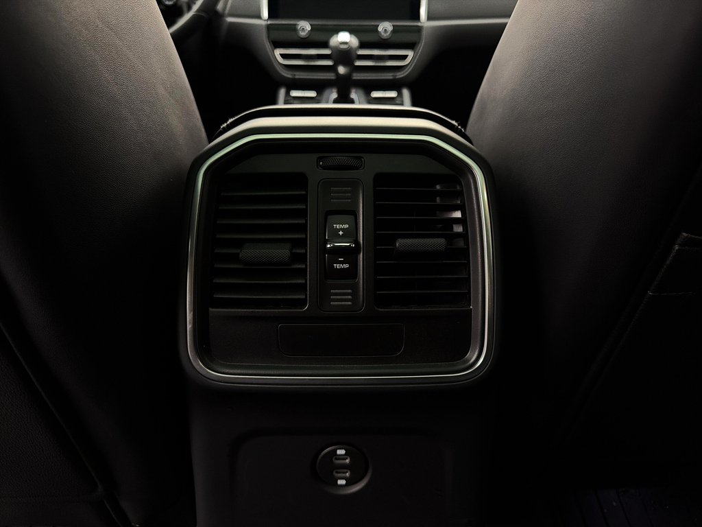 2025 Porsche Macan T AWD in Laval, Quebec - 27 - w1024h768px