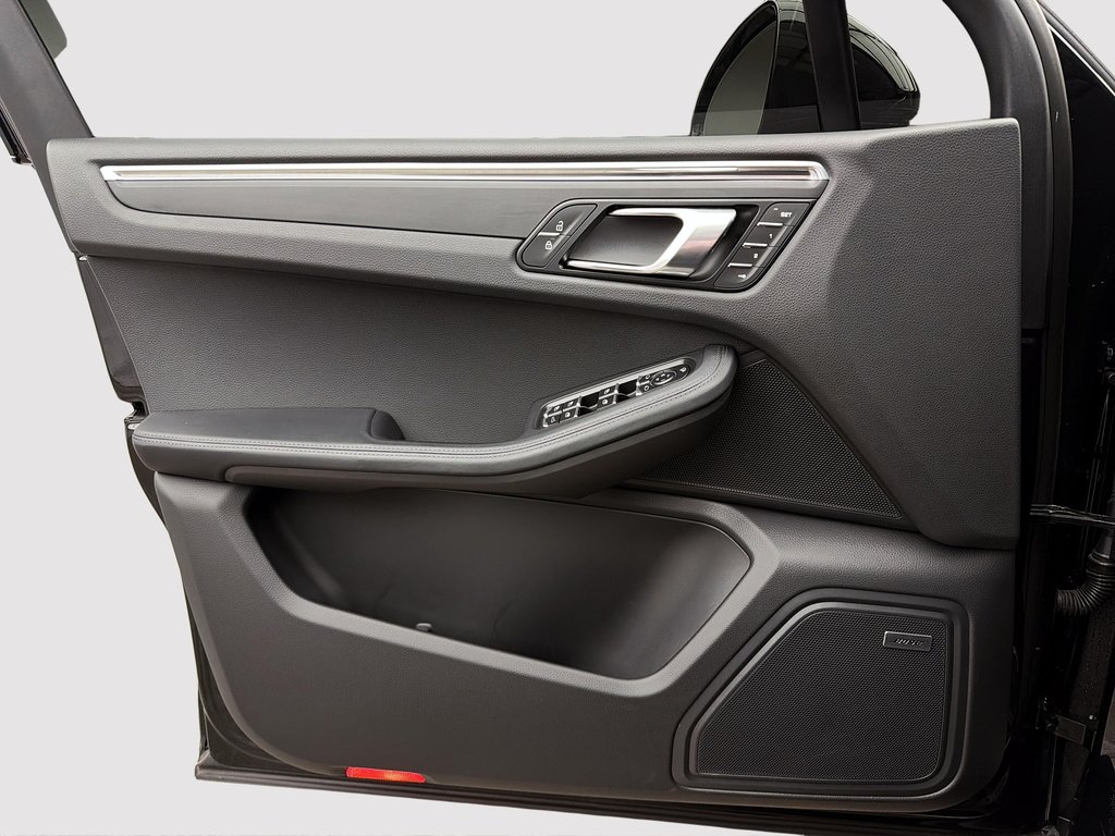 2025 Porsche Macan T AWD in Laval, Quebec - 28 - w1024h768px