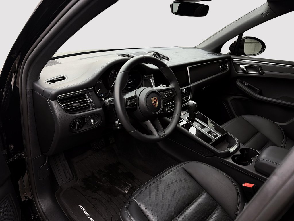 2025 Porsche Macan T AWD in Laval, Quebec - 13 - w1024h768px