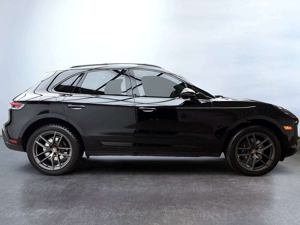 2025 Porsche Macan T AWD in Laval, Quebec - 5 - w1024h768px