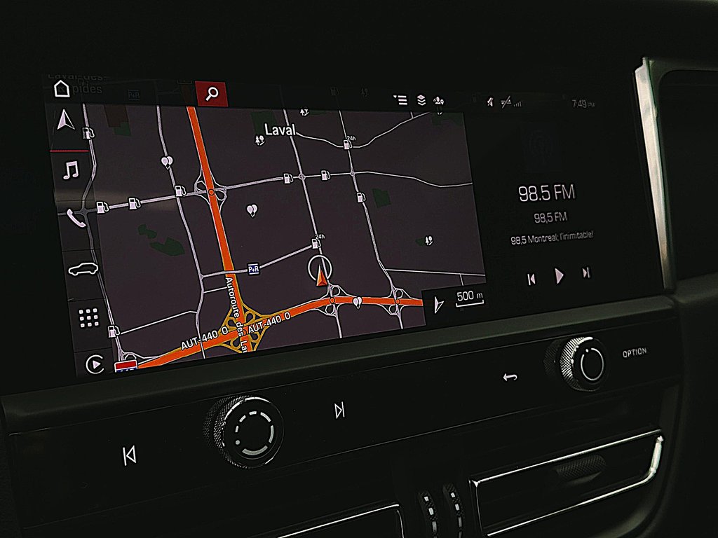 2025 Porsche Macan T AWD in Laval, Quebec - 25 - w1024h768px