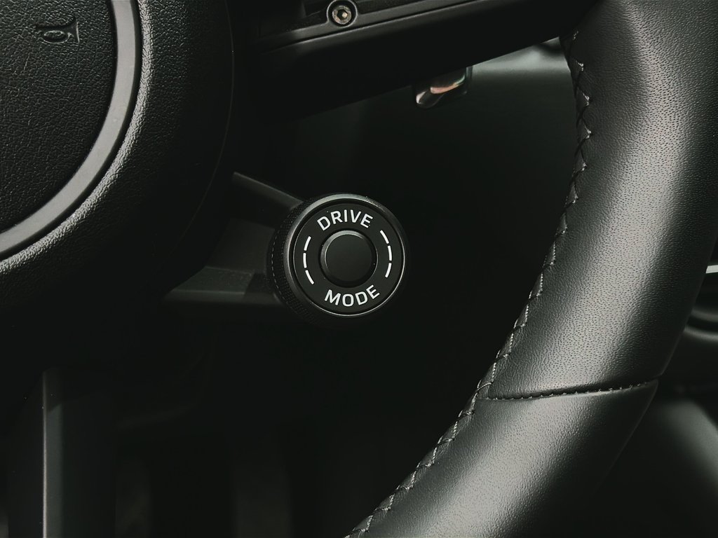 2025 Porsche Macan T AWD in Laval, Quebec - 18 - w1024h768px