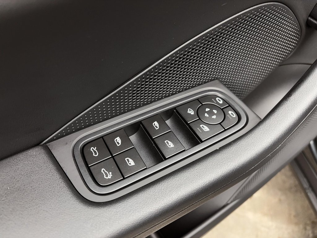 2025 Porsche Macan Electric Premium Package in Laval, Quebec - 31 - w1024h768px