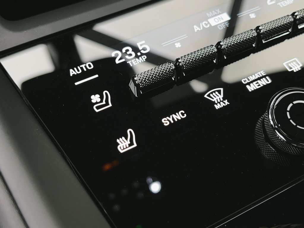 2025 Porsche Macan Electric Premium Package in Laval, Quebec - 22 - w1024h768px