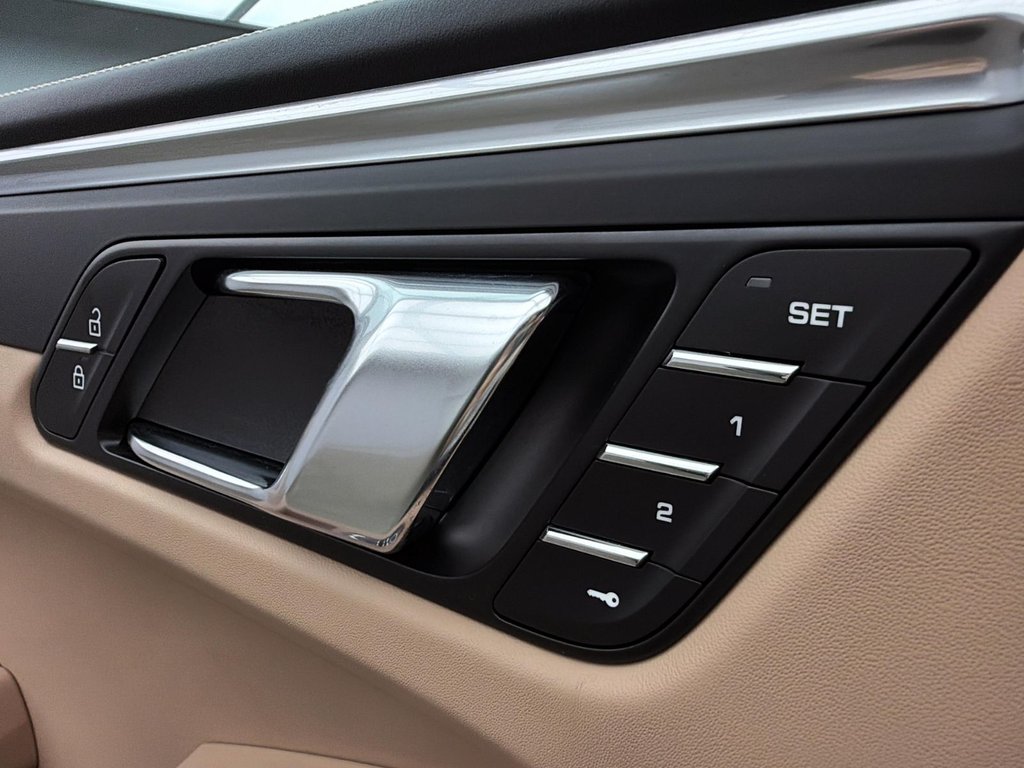 2025 Porsche Macan in Laval, Quebec - 32 - w1024h768px