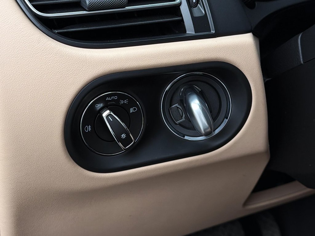 2025 Porsche Macan in Laval, Quebec - 17 - w1024h768px