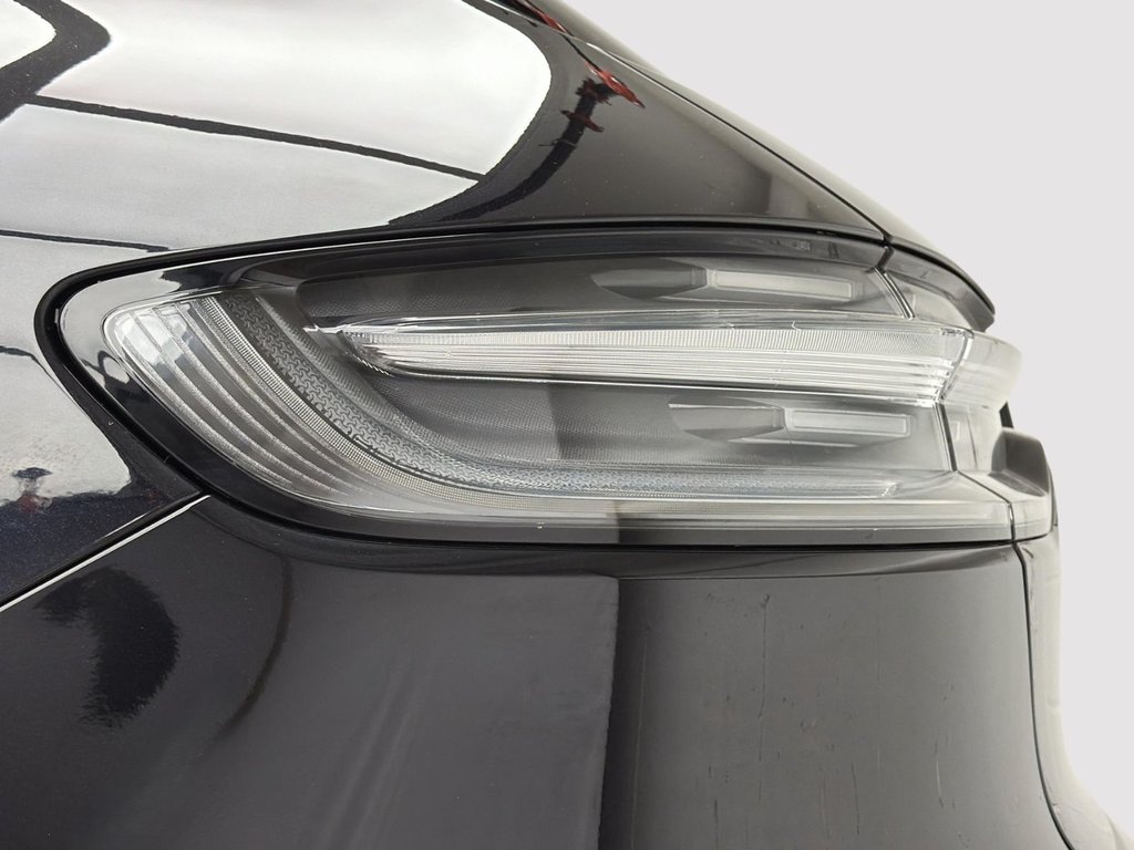 2025 Porsche Macan in Laval, Quebec - 10 - w1024h768px