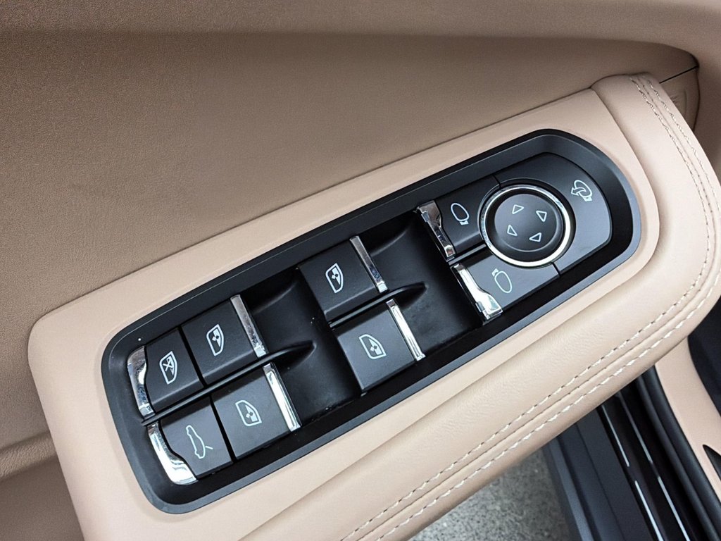 2025 Porsche Macan in Laval, Quebec - 33 - w1024h768px