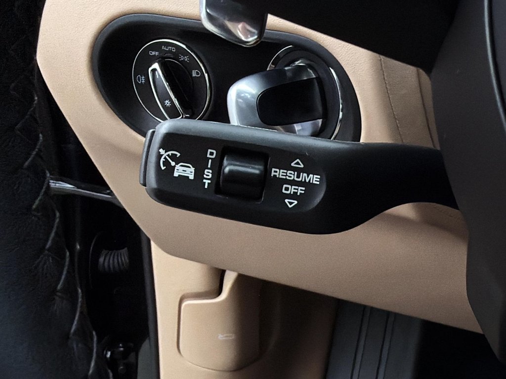 2025 Porsche Macan in Laval, Quebec - 19 - w1024h768px