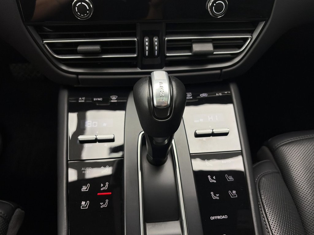 2025 Porsche Macan S in Laval, Quebec - 20 - w1024h768px