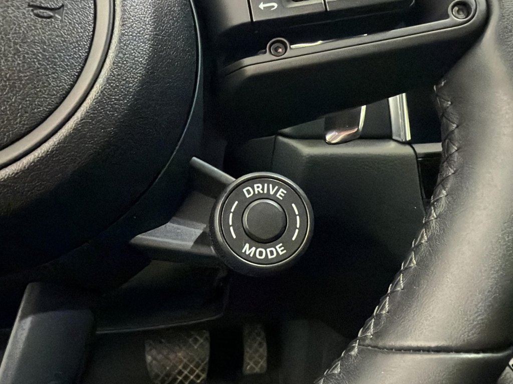 2025 Porsche Macan in Laval, Quebec - 16 - w1024h768px