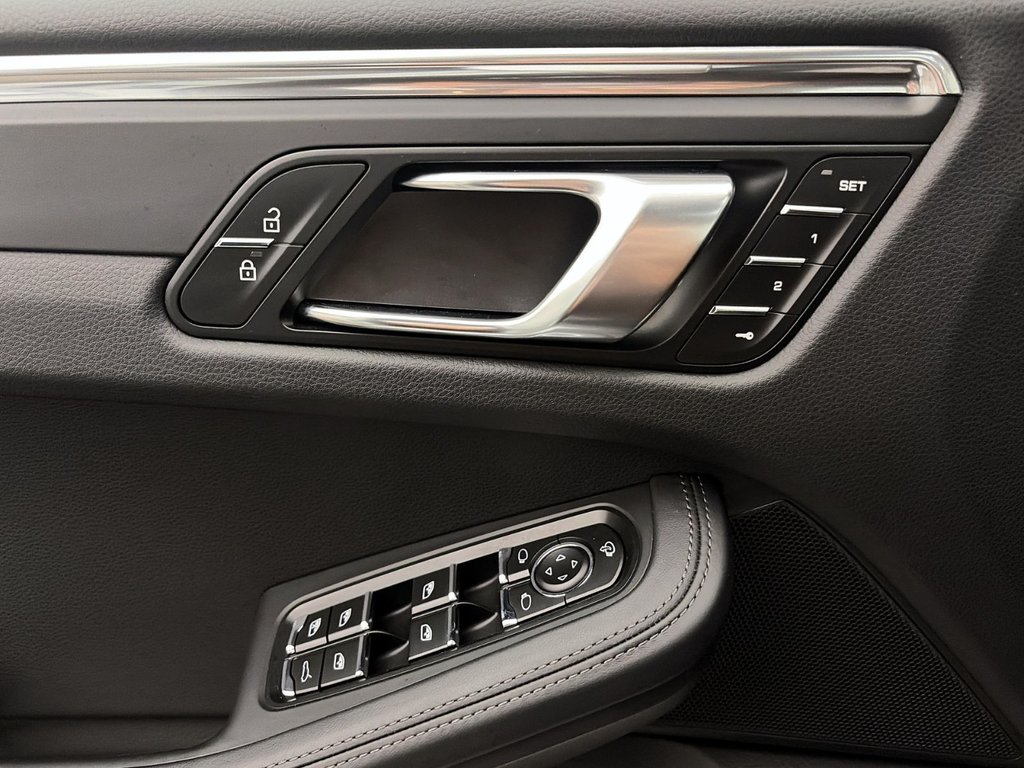 2025 Porsche Macan in Laval, Quebec - 29 - w1024h768px