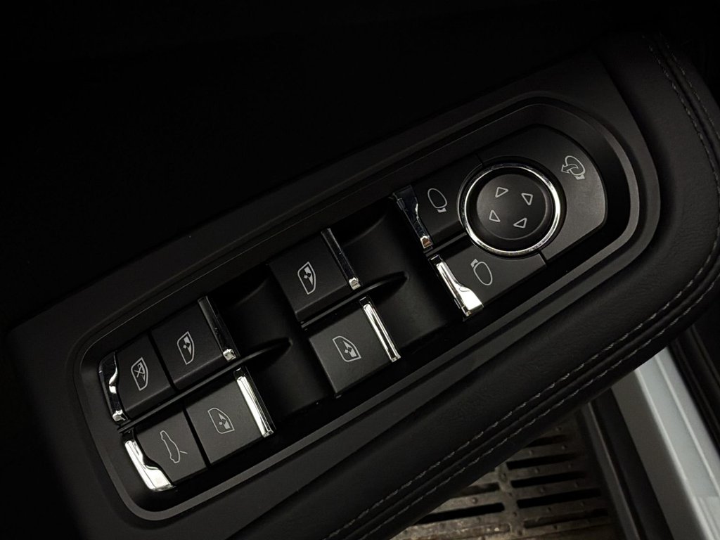 Porsche Macan  2026 à Laval, Québec - 31 - w1024h768px