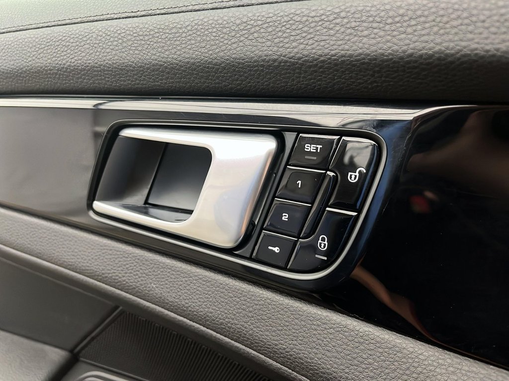 2018 Porsche Panamera 4 in Laval, Quebec - 29 - w1024h768px