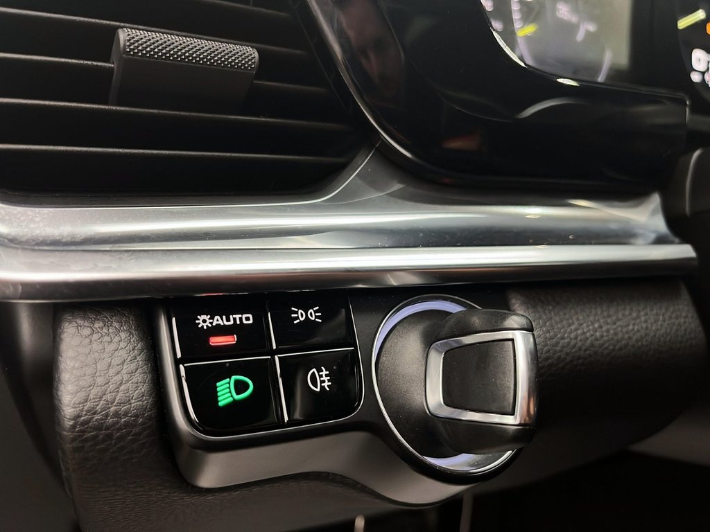 2018 Porsche Panamera 4 in Laval, Quebec - 18 - w1024h768px