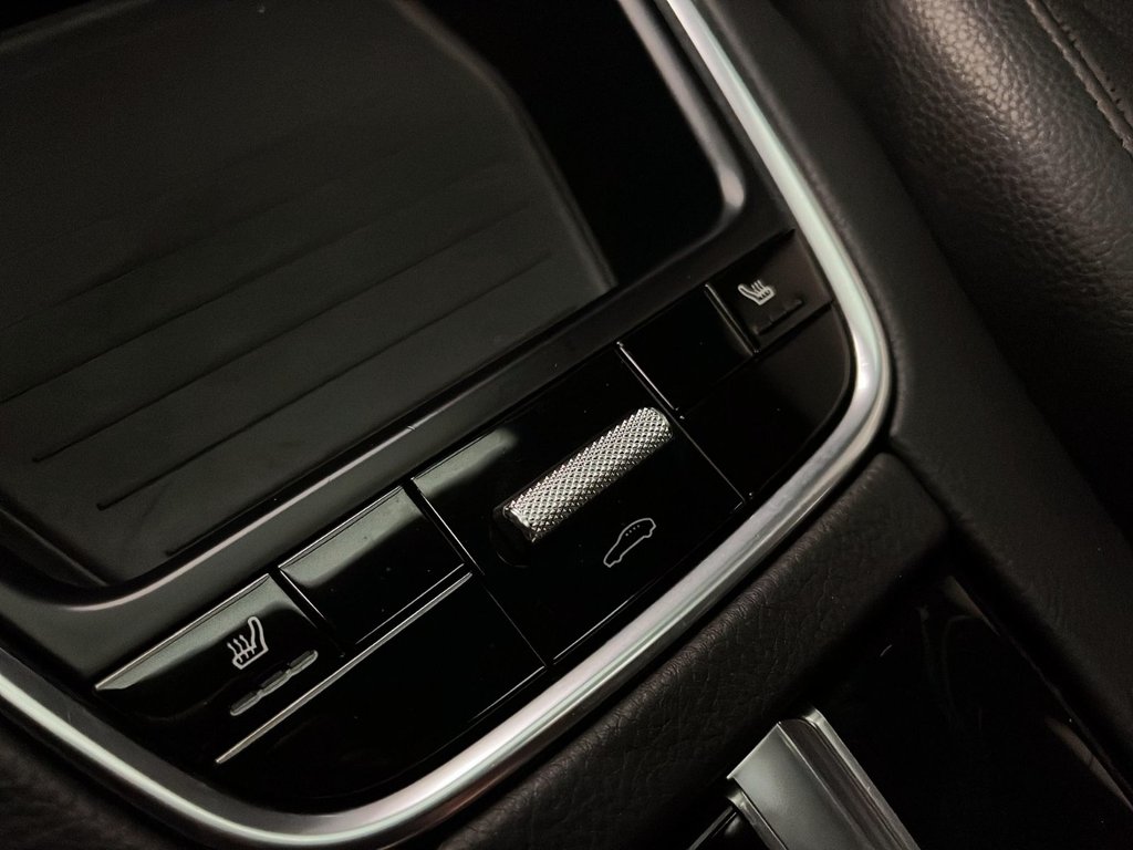 2018 Porsche Panamera 4 in Laval, Quebec - 27 - w1024h768px