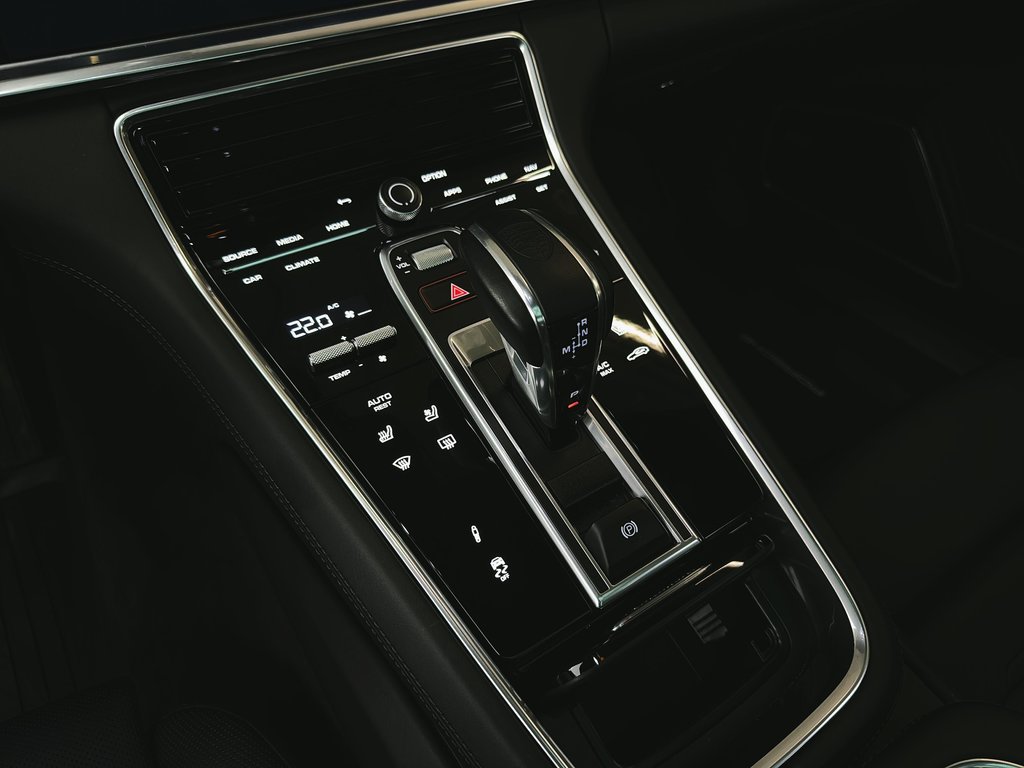 2023 Porsche Panamera 4 SportDesign Package in Laval, Quebec - 21 - w1024h768px