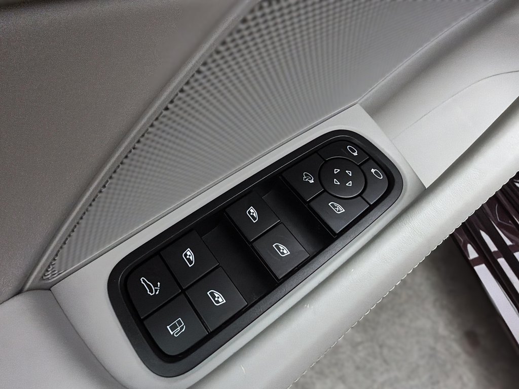 2023 Porsche Panamera 4S E-Hybrid AWD in Laval, Quebec - 29 - w1024h768px