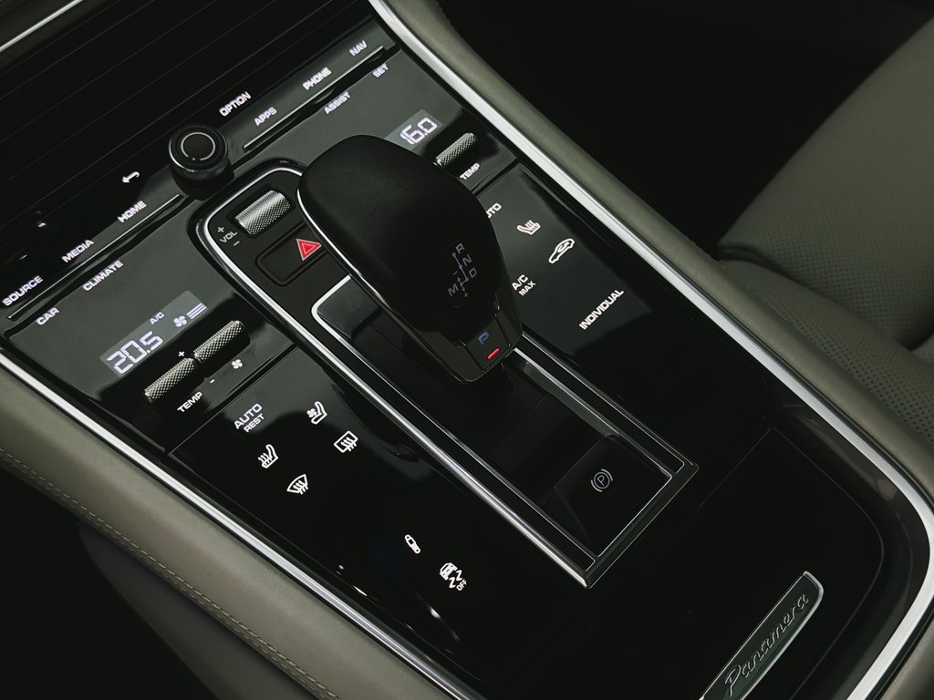 2023 Porsche Panamera 4S E-Hybrid AWD in Laval, Quebec - 22 - w1024h768px
