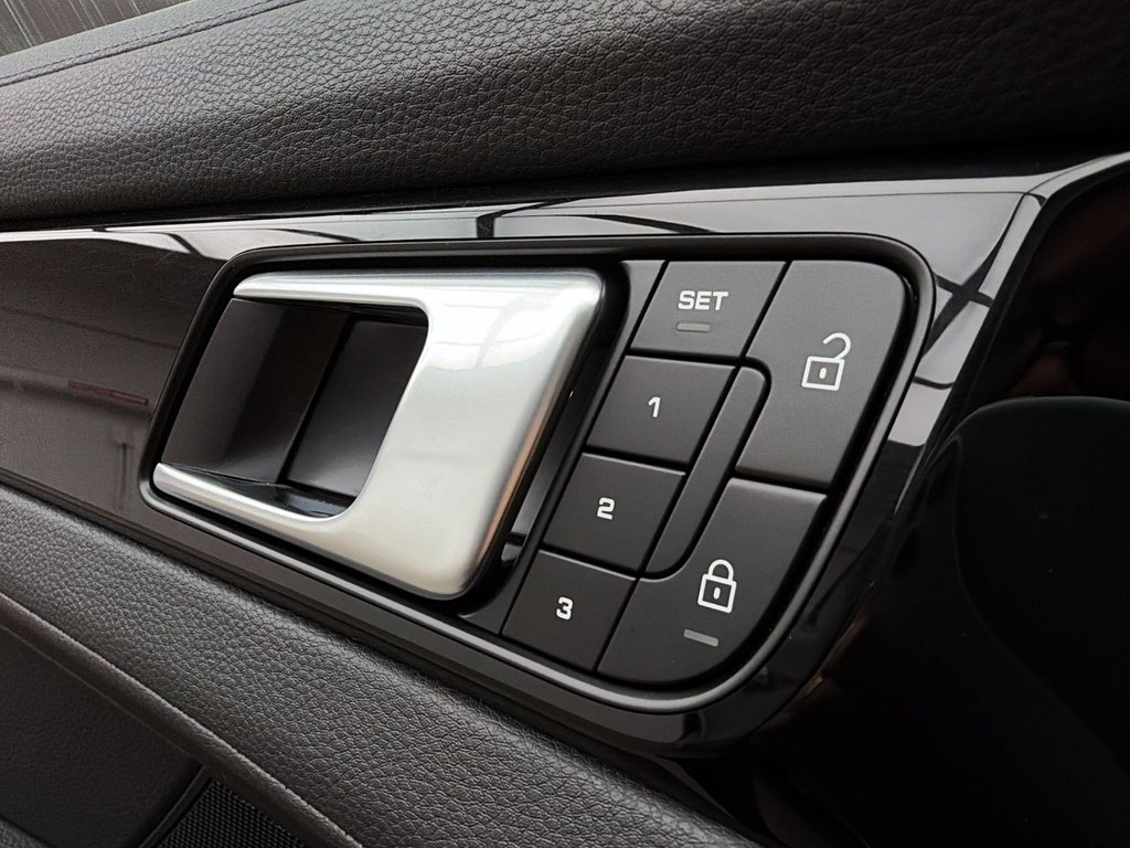 2023 Porsche Panamera in Laval, Quebec - 27 - w1024h768px