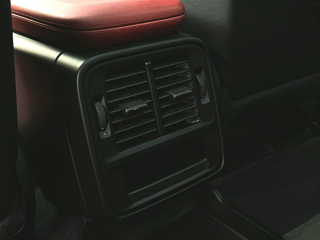 Porsche Taycan 4S Performance Package 2021 à Laval, Québec - 25 - w1024h768px