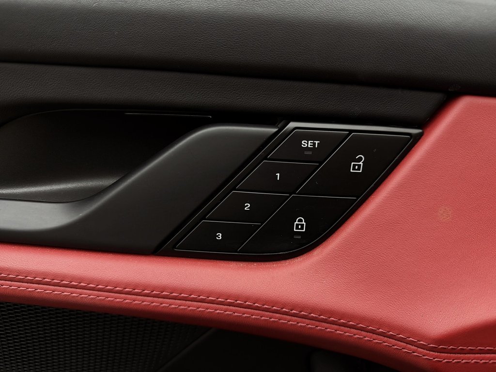 Porsche Taycan GTS AWD 2022 à Laval, Québec - 28 - w1024h768px