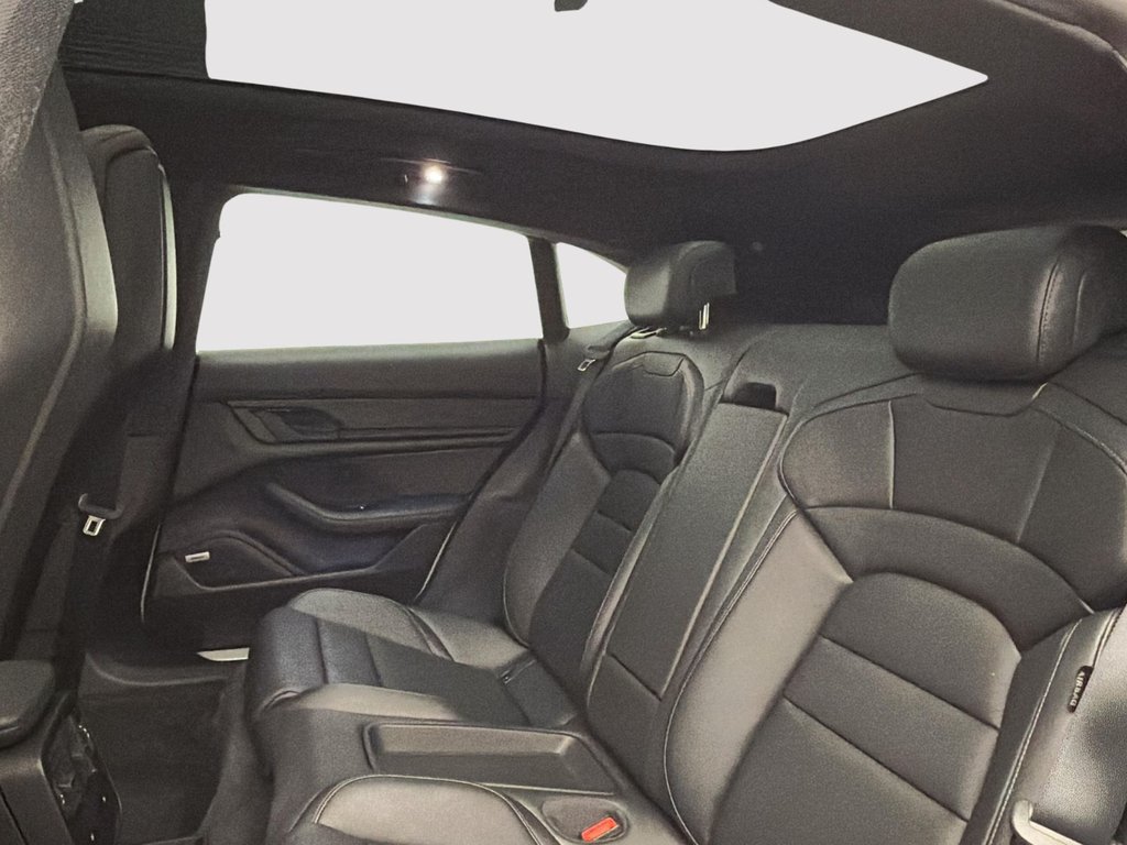 2022 Porsche Taycan 4S in Laval, Quebec - 25 - w1024h768px