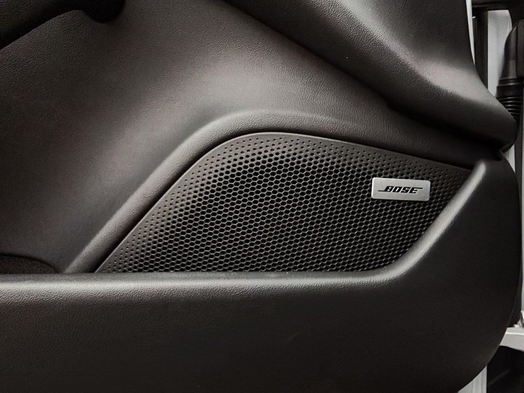 2022 Porsche Taycan 4S in Laval, Quebec - 33 - w1024h768px