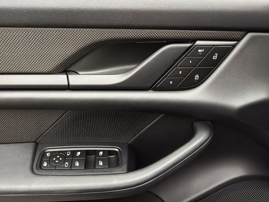 2022 Porsche Taycan 4S in Laval, Quebec - 31 - w1024h768px