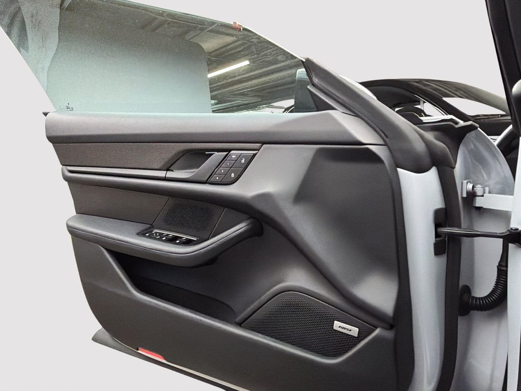2022 Porsche Taycan 4S in Laval, Quebec - 30 - w1024h768px